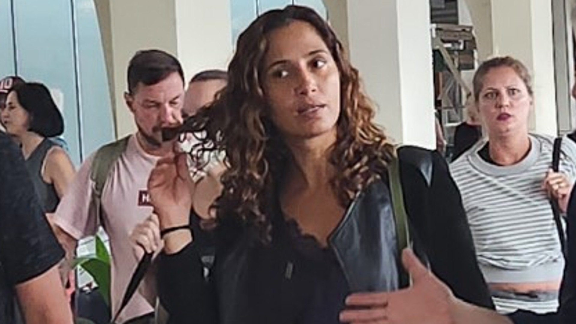 Em rara aparição, Camila Pitanga é fotografada ao lado do namorado