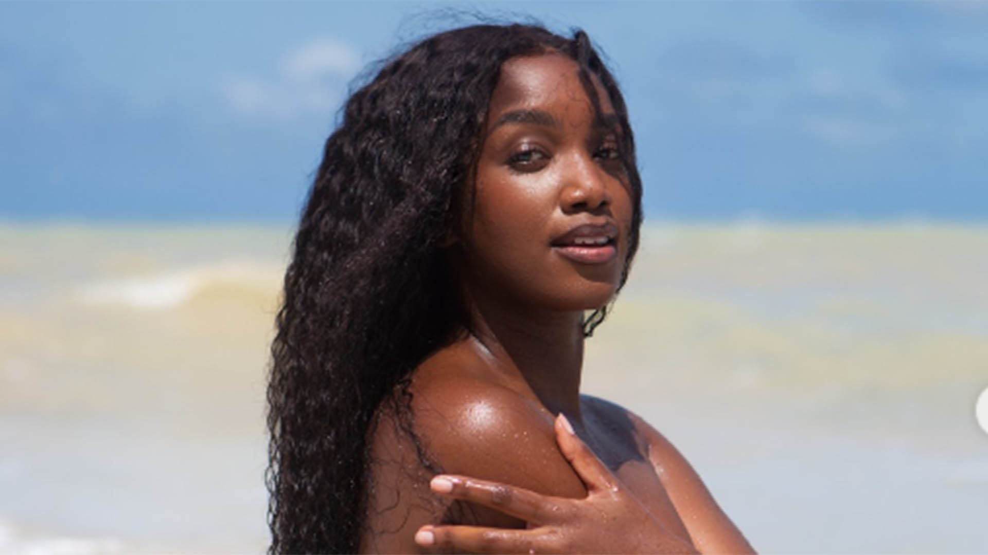 Iza aparece de topless em novas fotos na praia