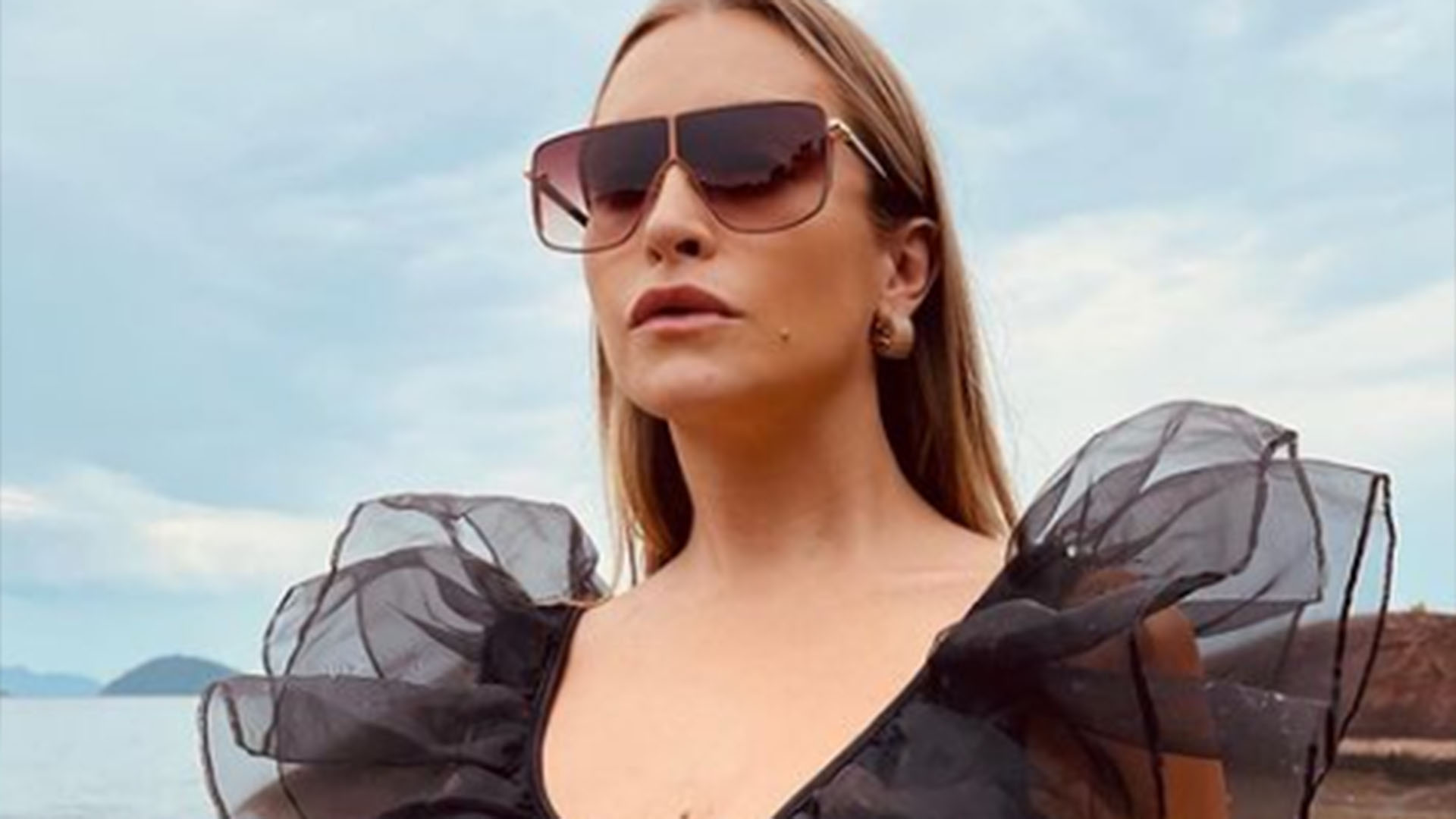 Carla Diaz exibe corpão sarado ao aparecer de maiô cavado na praia