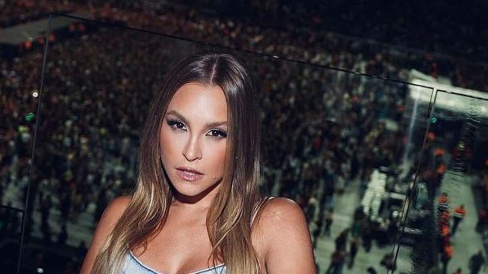 Carla Diaz elege look estiloso e monocromático para curtir show dos Backstreet Boys