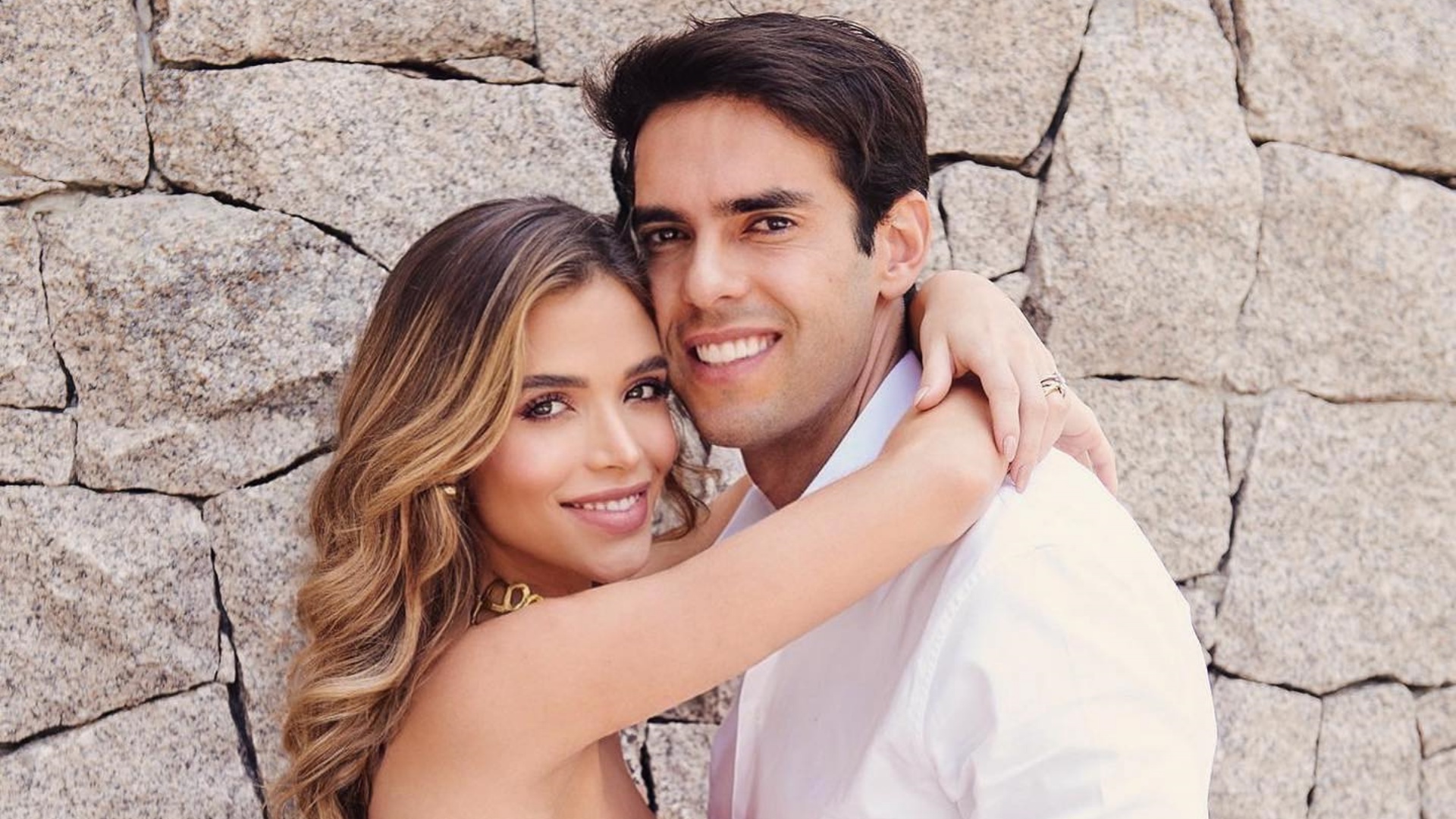 Com cliques românticos ao lado de Kaká, Carol Dias comemora 33 semanas de gestação