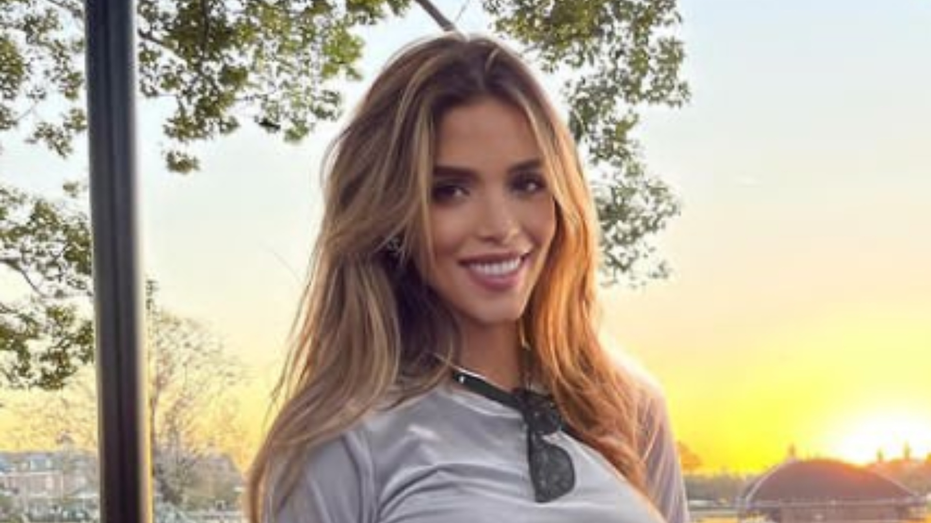 Gravidíssima, Carol Dias exibe barrigão em viagem pela Disney
