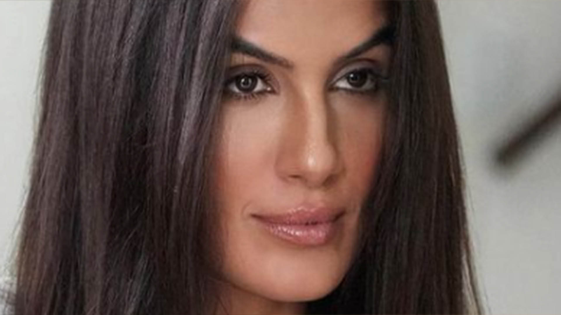 Carol Peixinho passa a tesoura no cabelo e Thiaguinho elogia