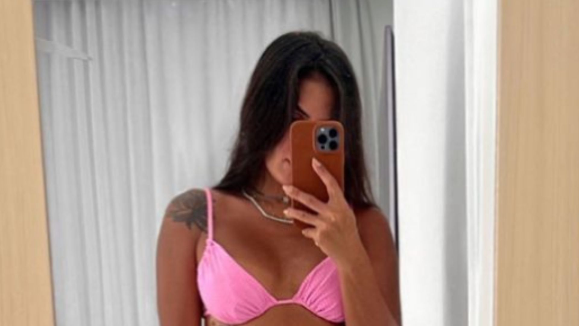 Ousada! Carol Peixinho mostra corpão de biquíni mínimo ao renovar bronzeado