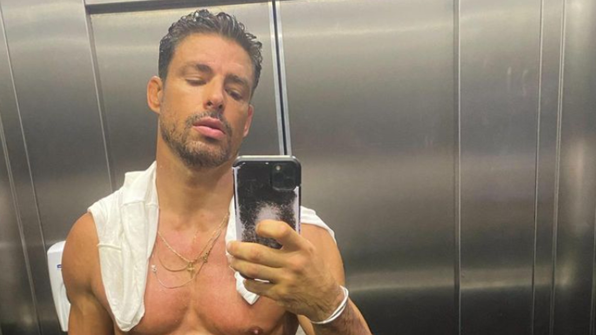Cauã Reymond posta foto sem camisa e fãs reagem: ‘Que beleza’
