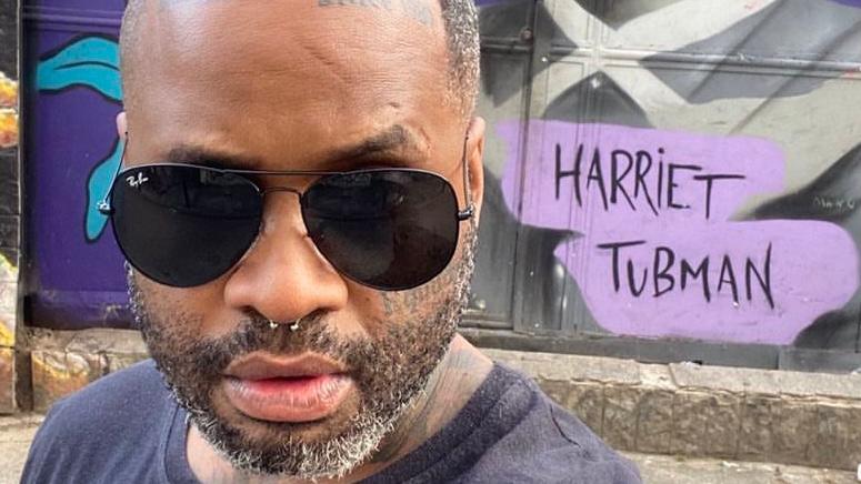 Vocalista Chorão, da banda ‘Os Travessos’, explica desmaio durante show