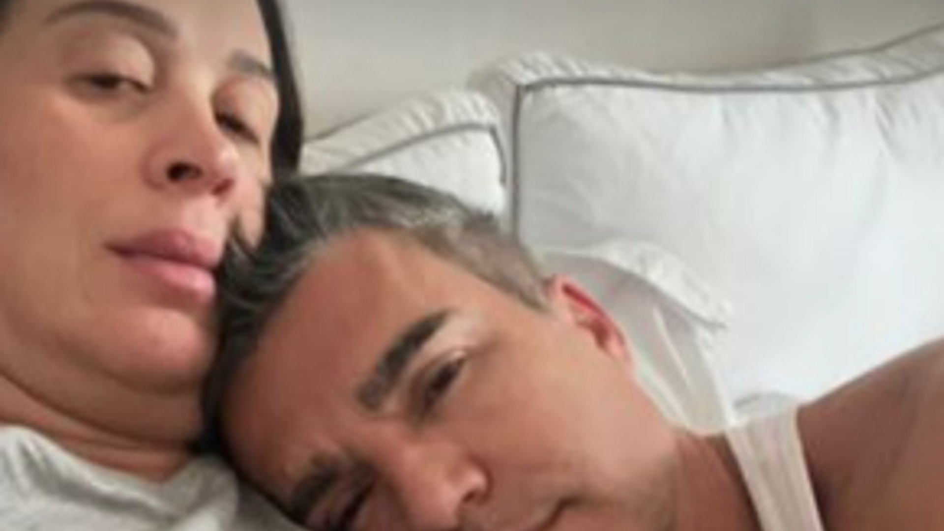 Claudia Raia exibe o barrigão de grávida em nova foto com o marido