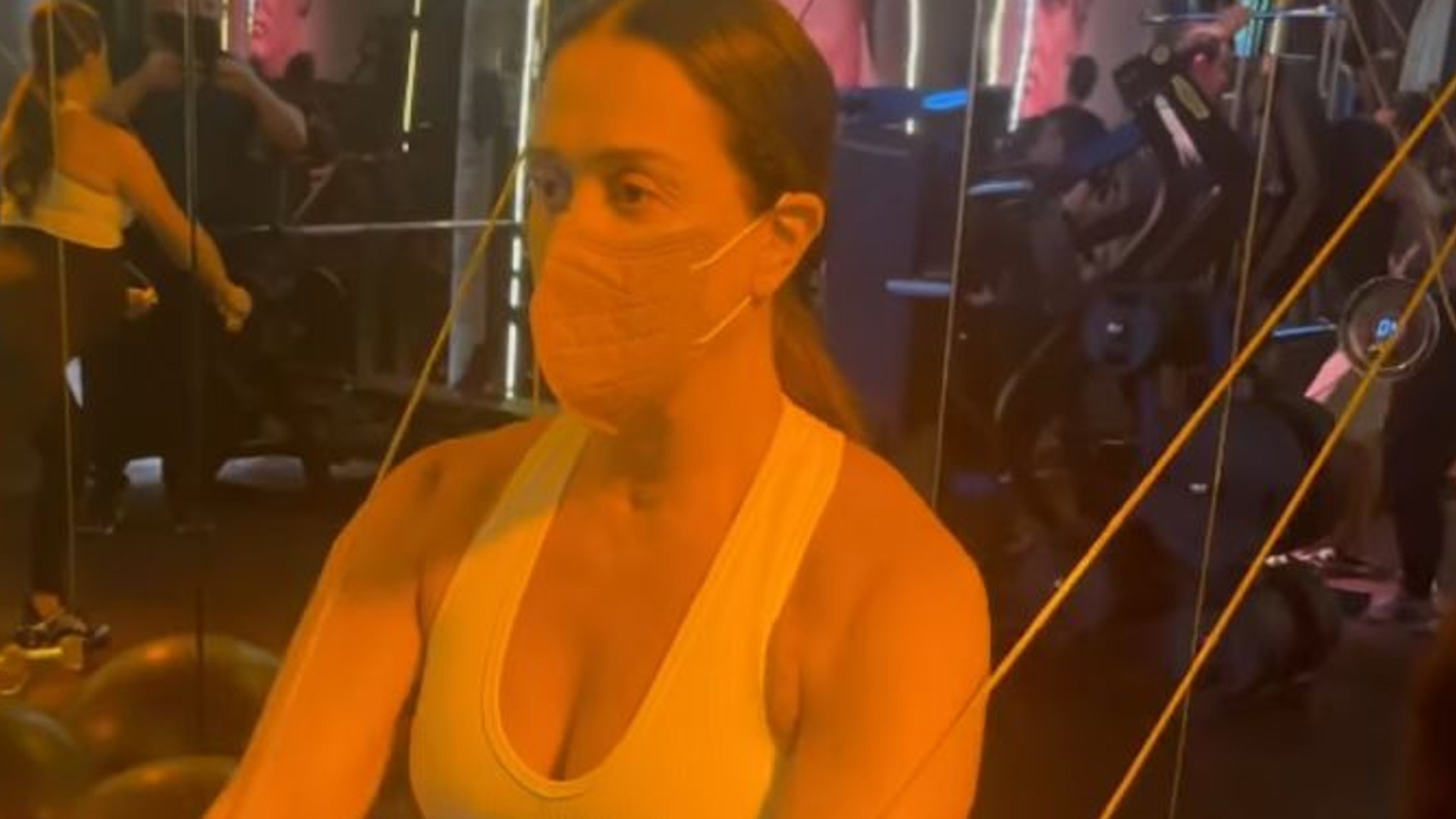 Claudia Raia surge firme na academia em reta final da gestação: “Na luta”