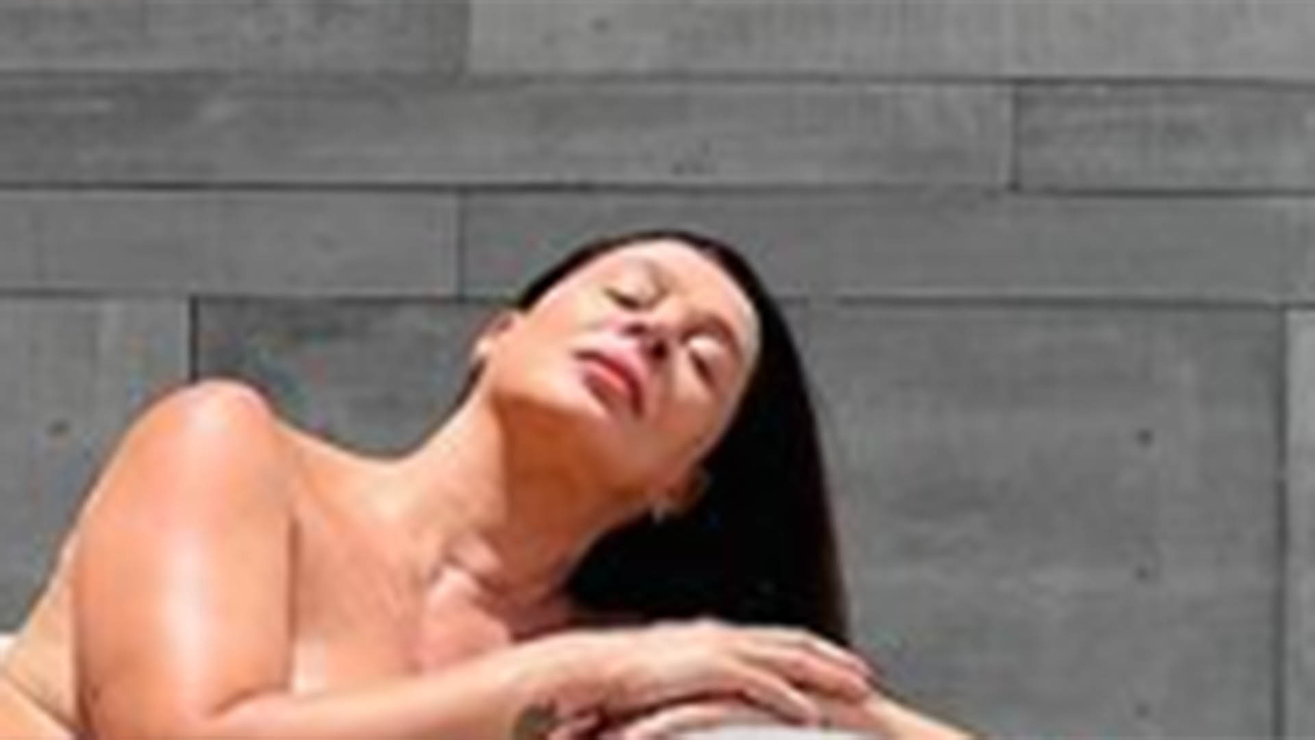 Grávida, Claudia Raia tira toda a roupa em foto ao ar livre