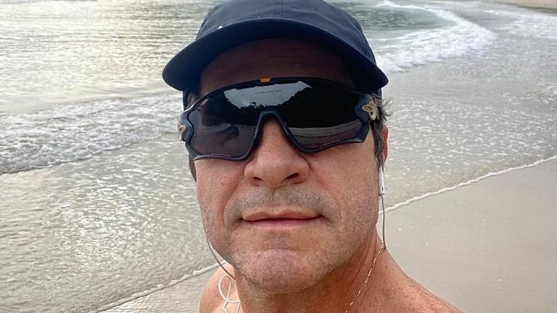 Cantor Daniel posa sem camisa na praia e é elogiado por fãs