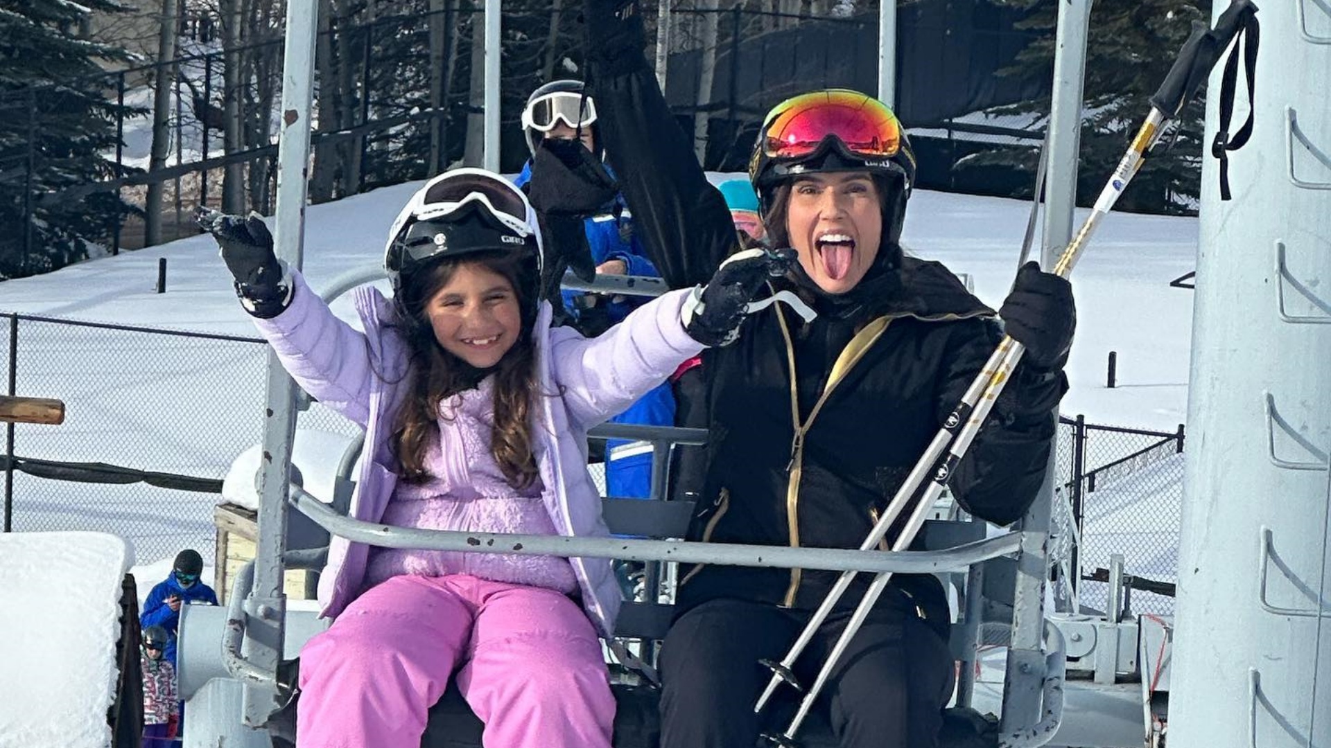 Deborah Secco se aventura com a filha em passeio de esqui: “Só amor e neve por aqui”