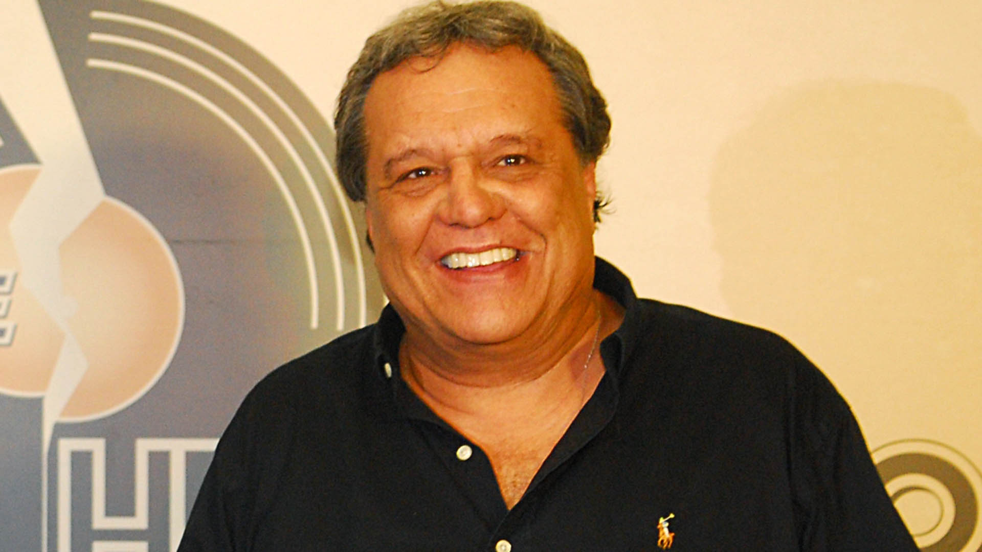 Dennis Carvalho deixa o hospital após um mês internado