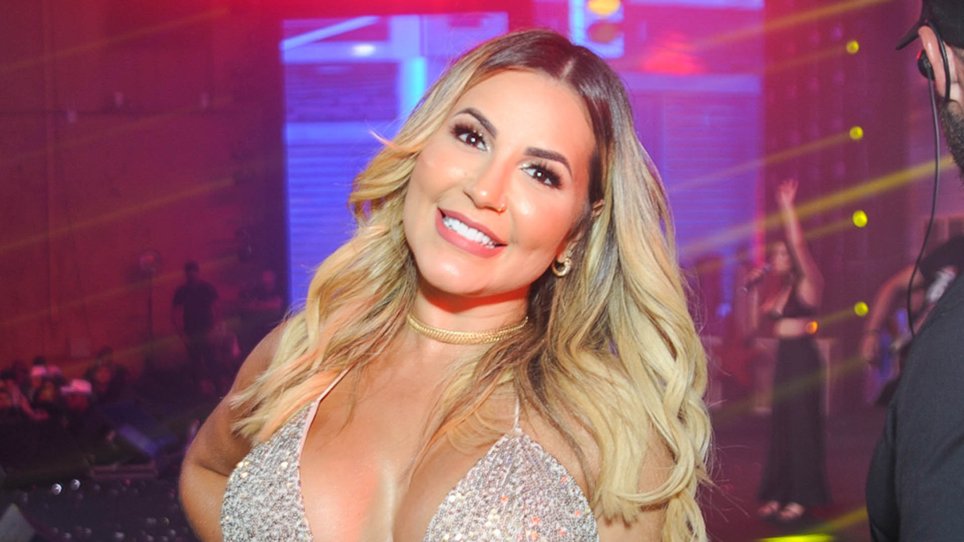 Deolane Bezerra ostenta os seios fartos em look ousado para festa de amigo