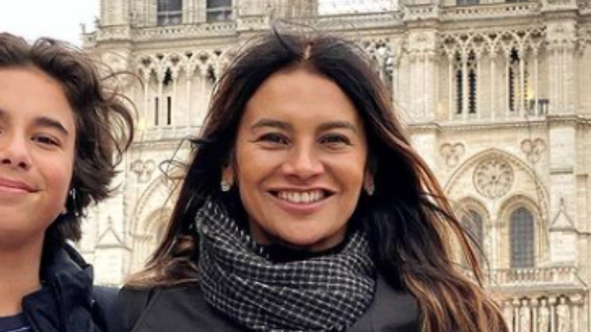 Dira Paes encanta seguidores com viagem por Paris ao lado dos filhos