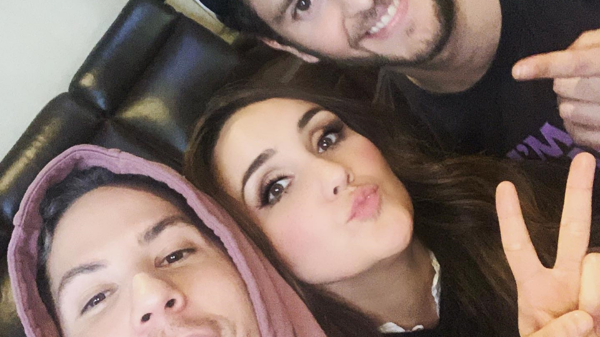 Dulce María deixa fãs eufóricos ao postar foto com Christian Chávez e Christopher Uckermann