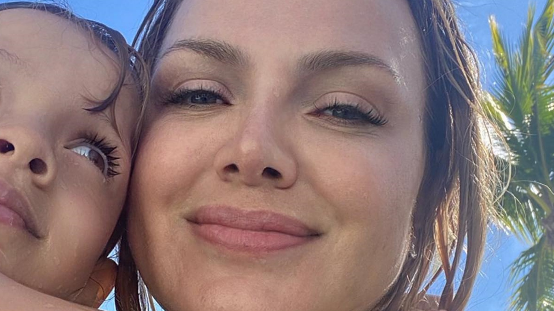 Eliana encanta ao surgir agarradinha com a filha caçula: “Meu chicletinho”