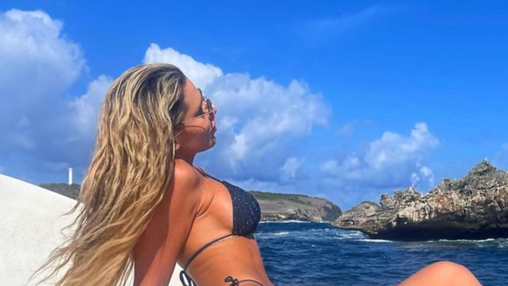 De fio-dental, Erika Schneider extrapola os limites da beleza ao posar em arquipélago:”Toda linda!”