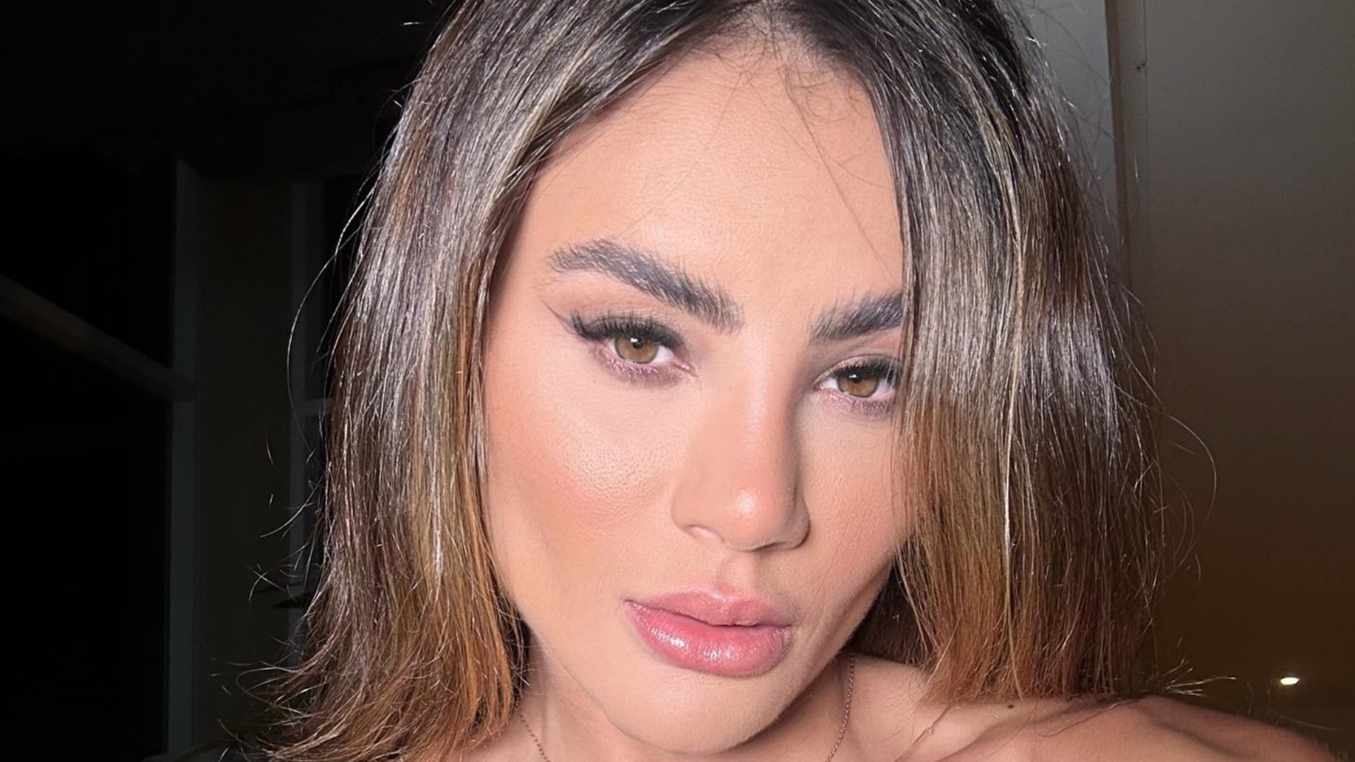 Ex-bailarina do Faustão é hospitalizada após lancha pegar fogo em Fernando de Noronha