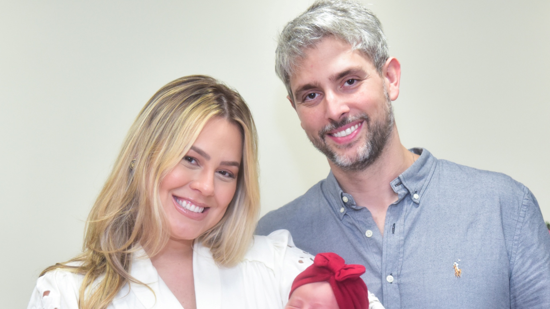 Ex-BBB Isabella Cecchi deixa a maternidade com a filha, Beatriz