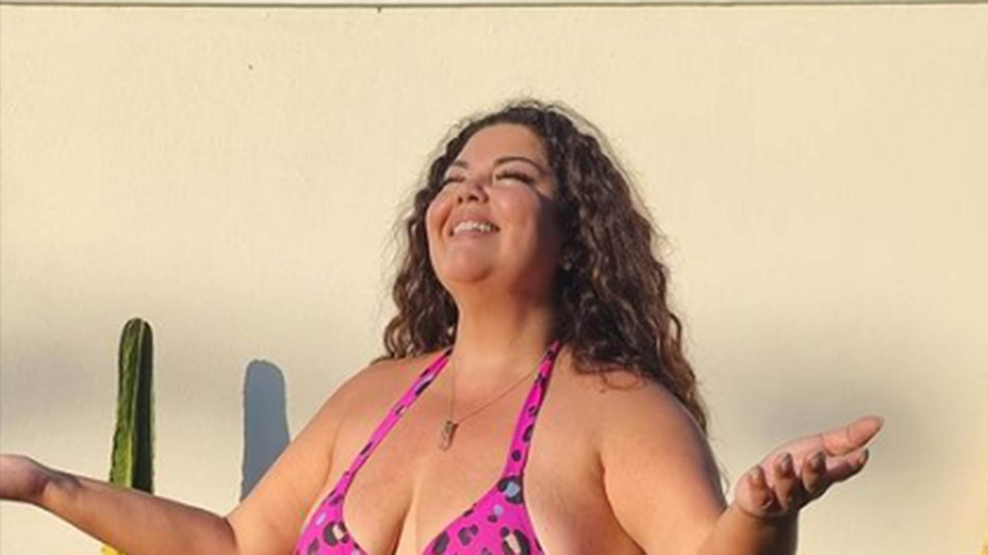 De biquíni pink, Fabiana Karla mostra sua beleza natural