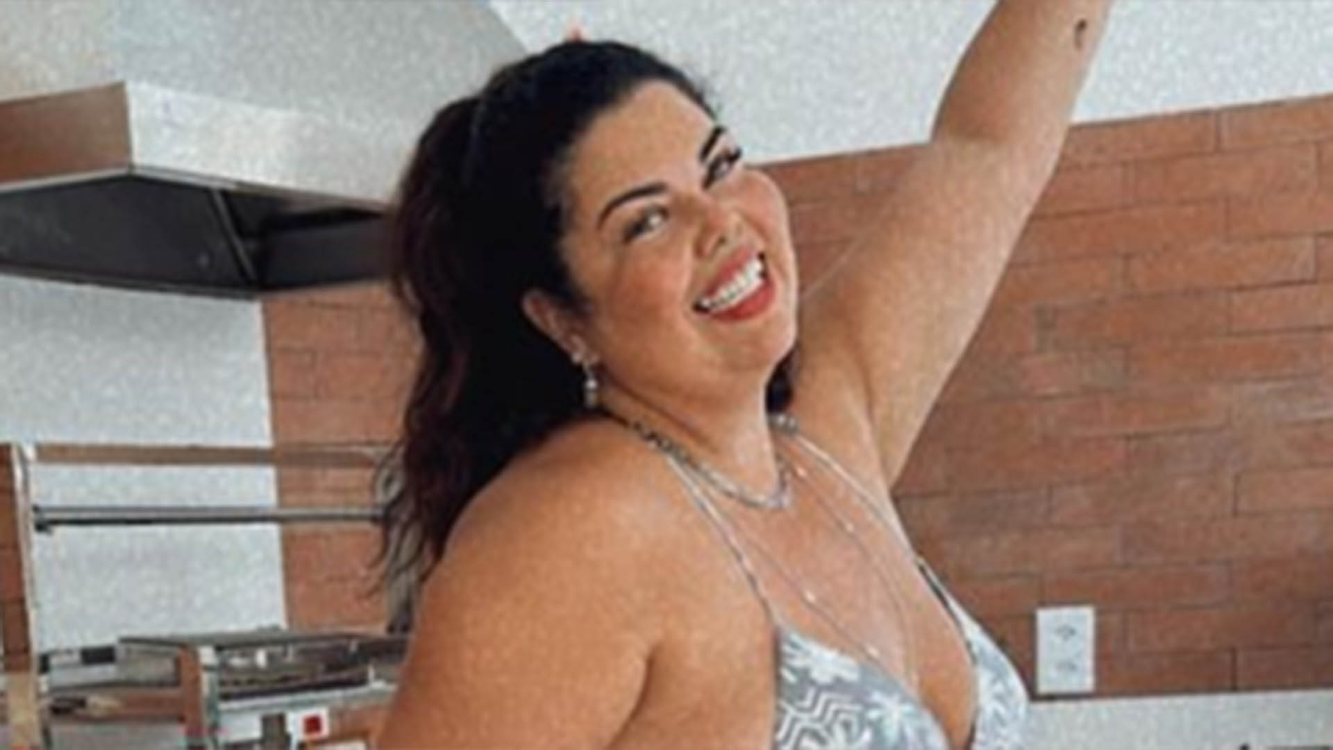 Fabiana Karla aposta no biquíni de lacinho em dia de sol no Rio de Janeiro