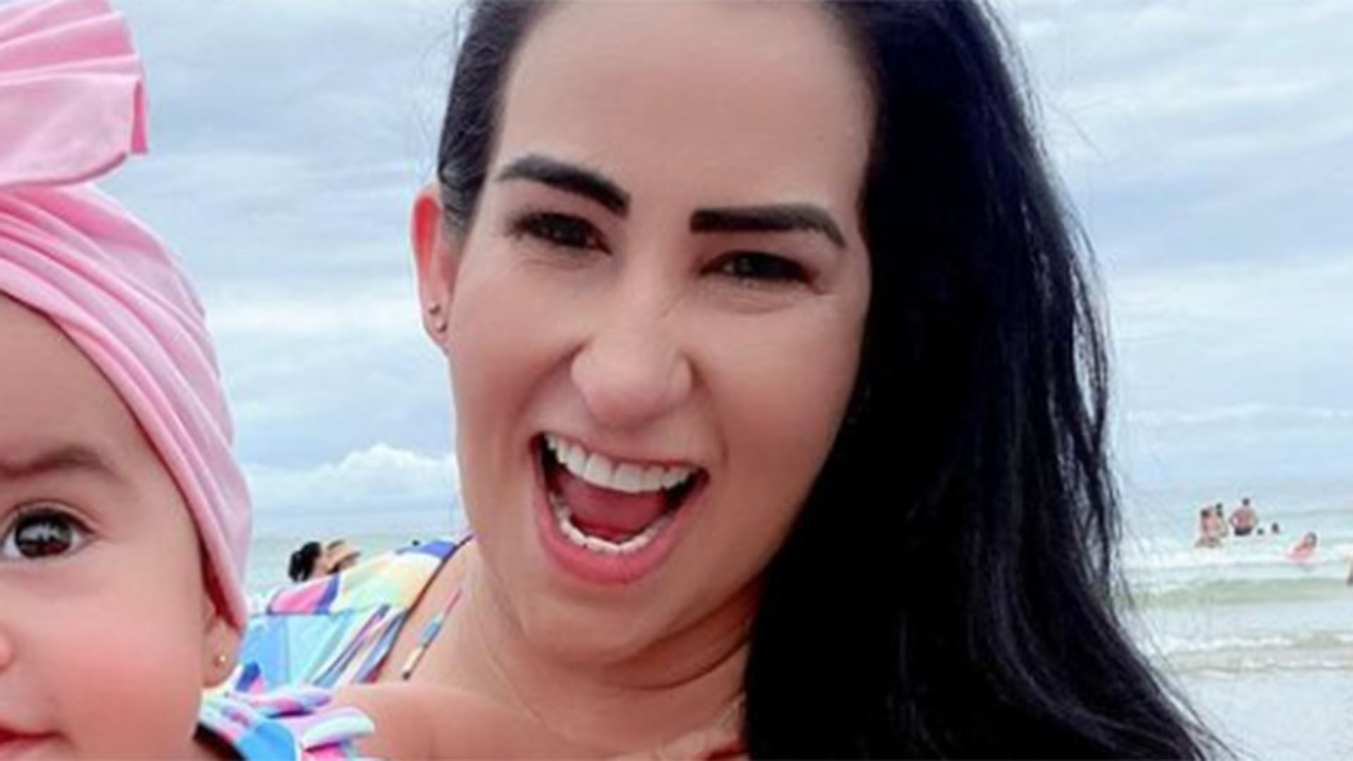 Fabiola Gadelha e a filha usam biquínis com a mesma estampa na praia