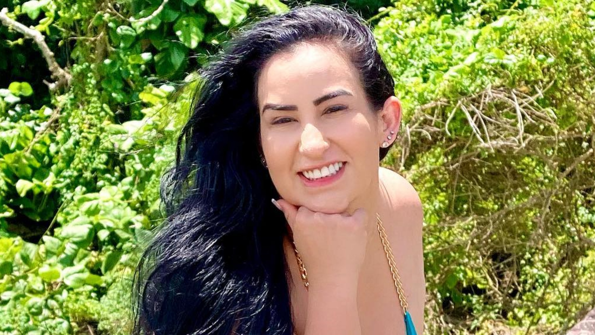 Fabiola Gadelha esbanja curvas perfeitas em cliques na praia: “Maravilhosa”