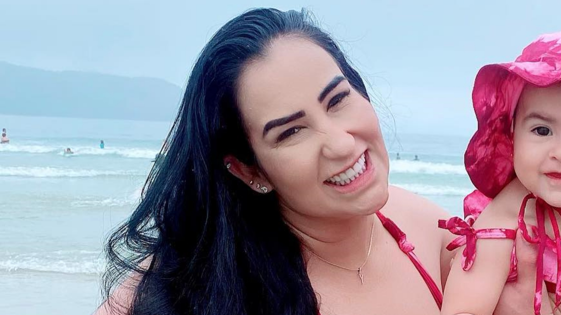 Com looks combinando, Fabiola Gadelha mostra a filha na praia pela primeira vez: “Apresentando o mar”