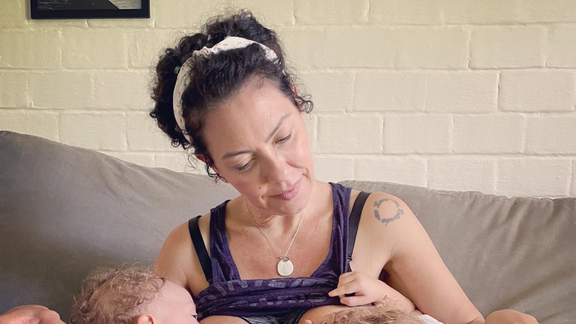 Fabiula Nascimento surge em clique encantador amamentando os filhos gêmeos: “Lindezas”