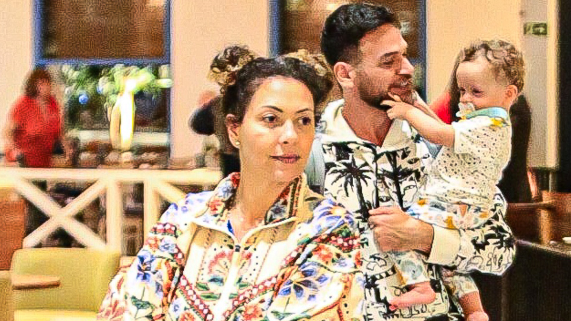 Com looks estampados, Fabiula Nascimento e Emílio Dantas passeiam com os filhos em shopping