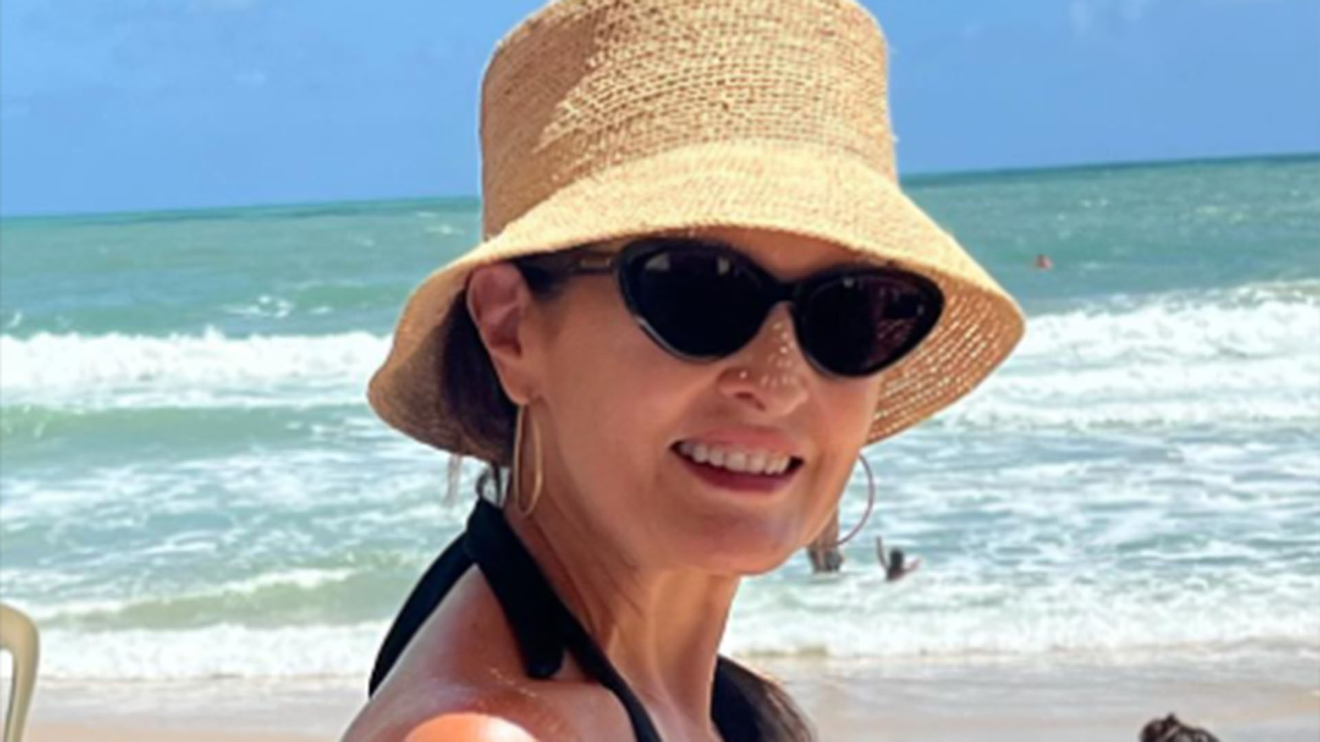 Fátima Bernardes curte dia na praia com a filha Beatriz