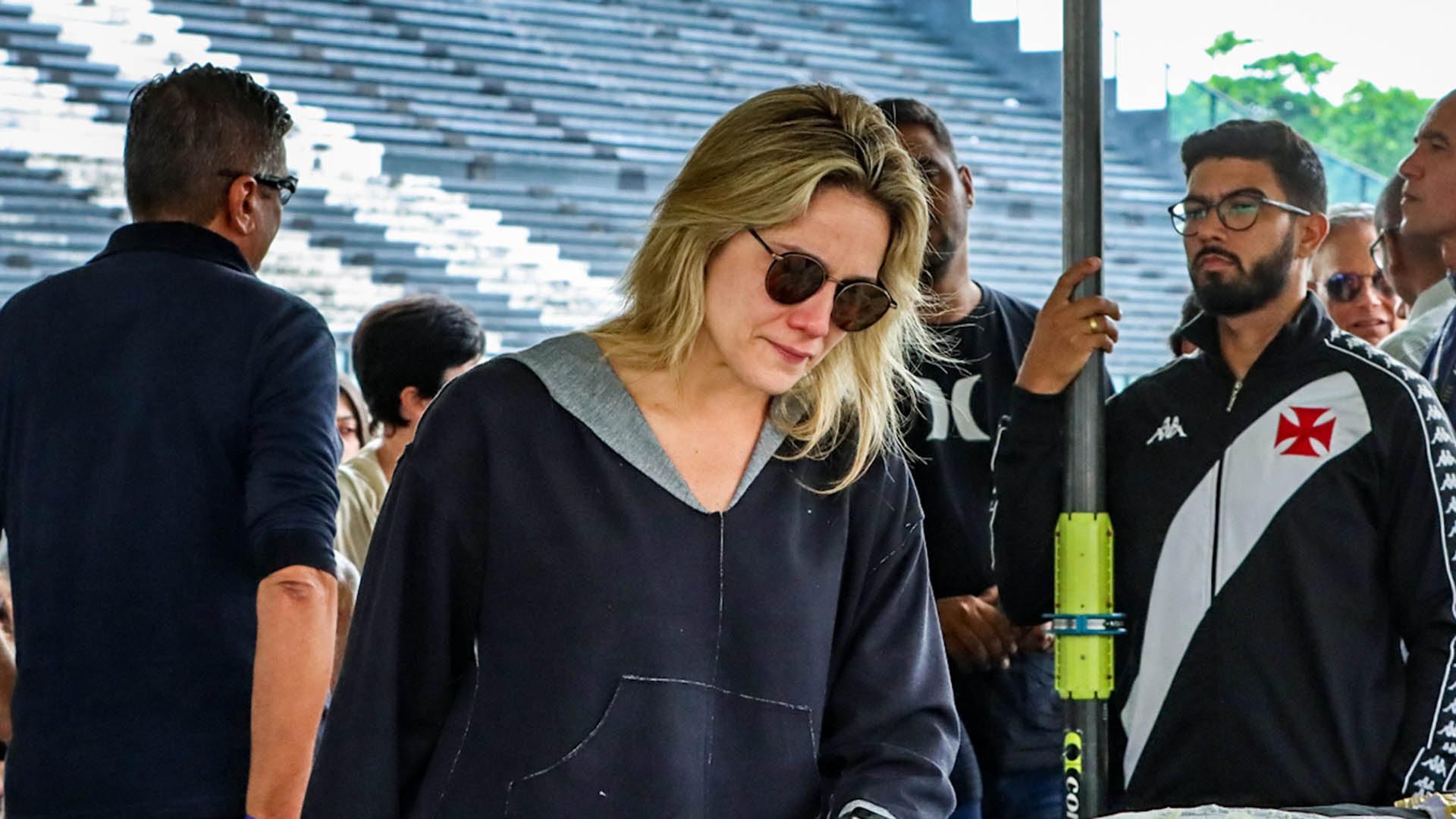 Fernanda Gentil e mais famosos vão ao velório de Roberto Dinamite