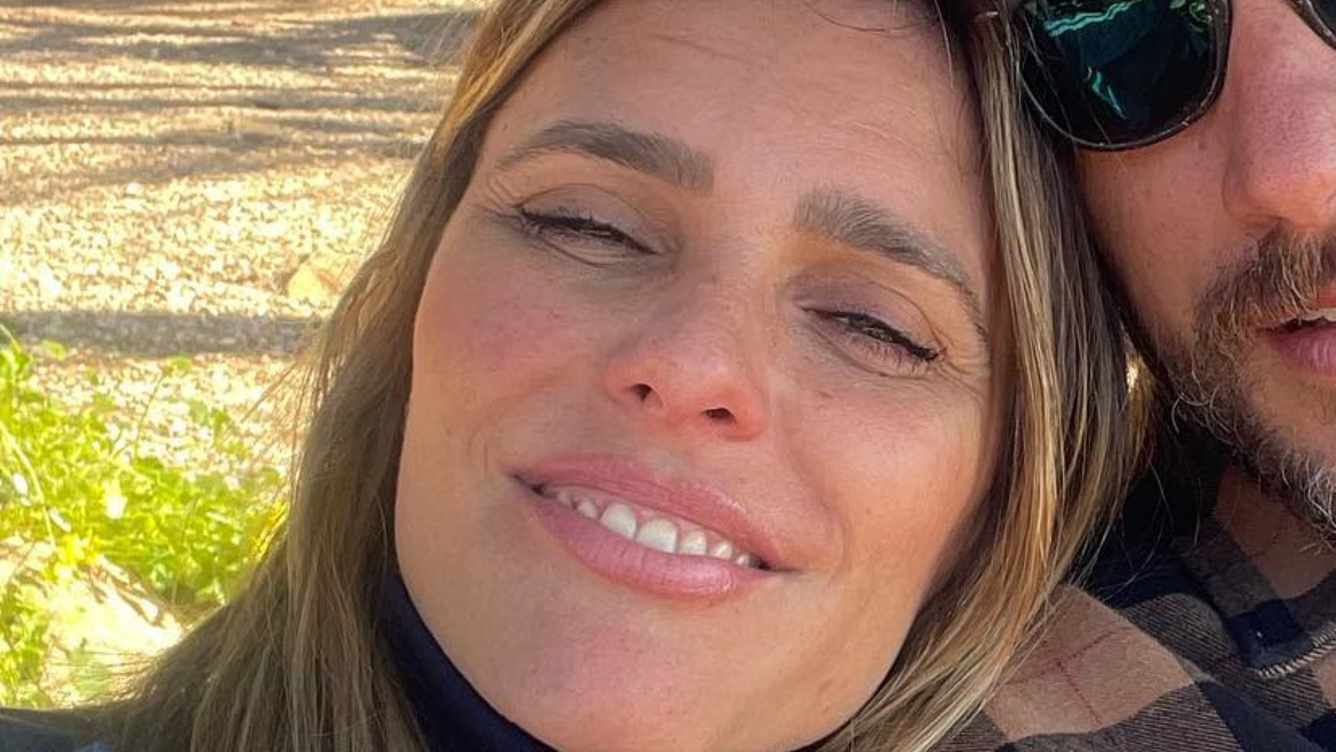 Fernanda Lima surge em momento romântico ao lado de Rodrigo Hilbert: “Sol e beijinhos”