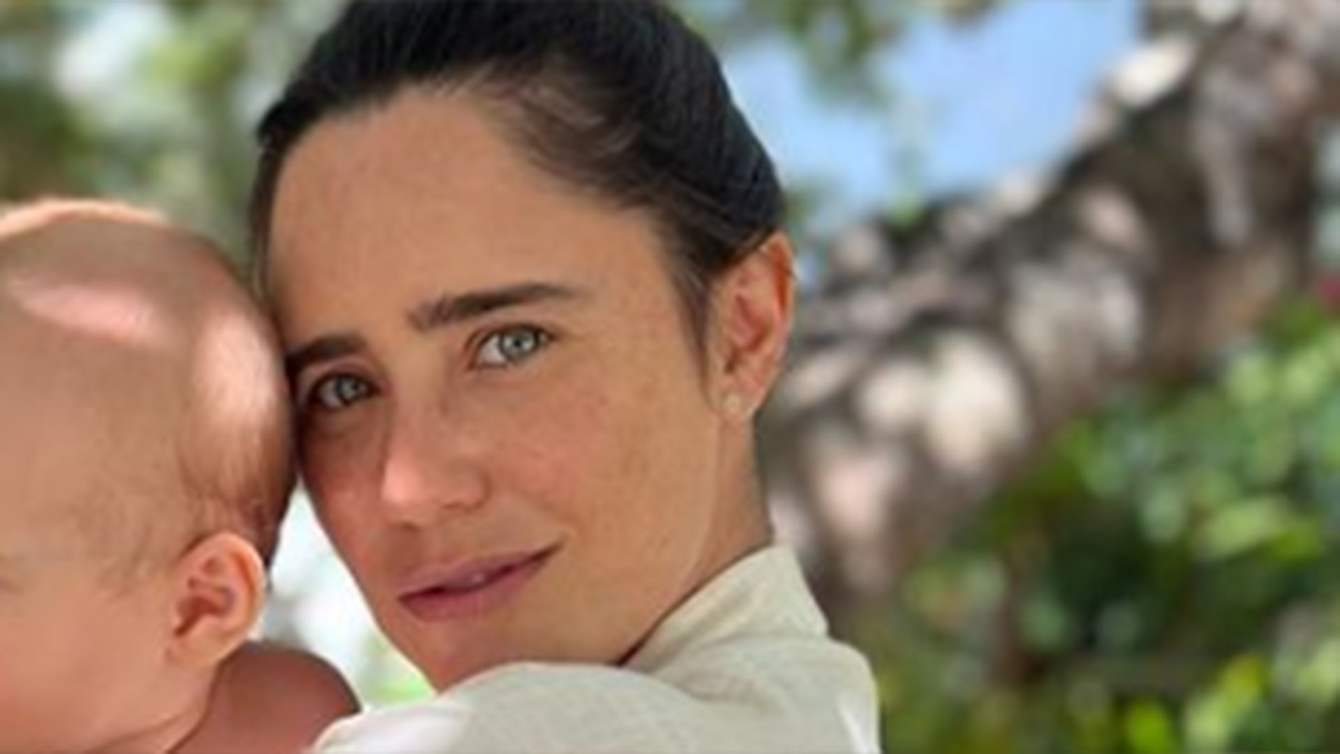 Filho de Fernanda Vasconcellos rouba a cena em foto com a mãe
