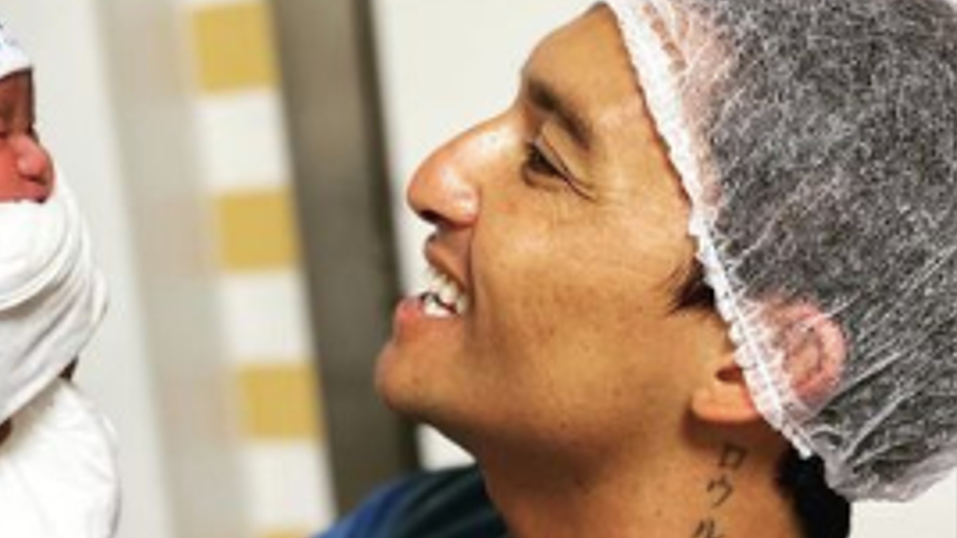 Surfista Flávio Nakagima celebra o nascimento do filho, Matteo