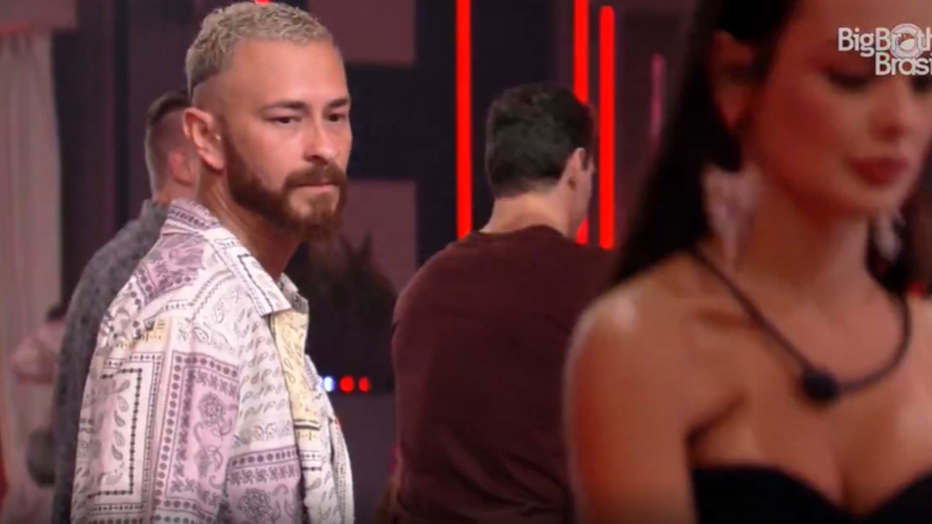 BBB 23: Fred dá olhadinha em Larissa e web reage: ”Ele nem disfarça”