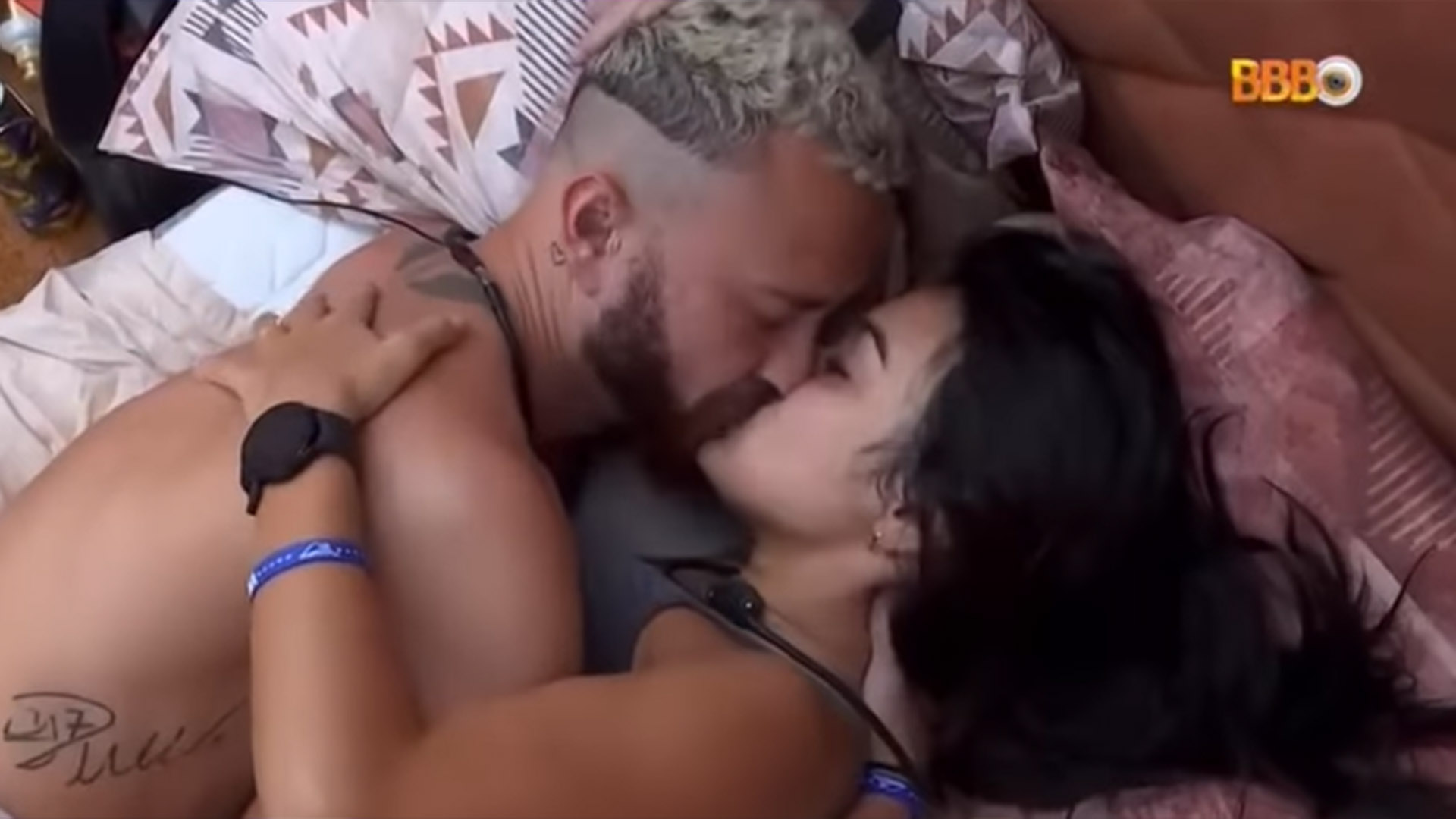 BBB 23: Fred e Larissa trocam carinhos na cama logo cedo