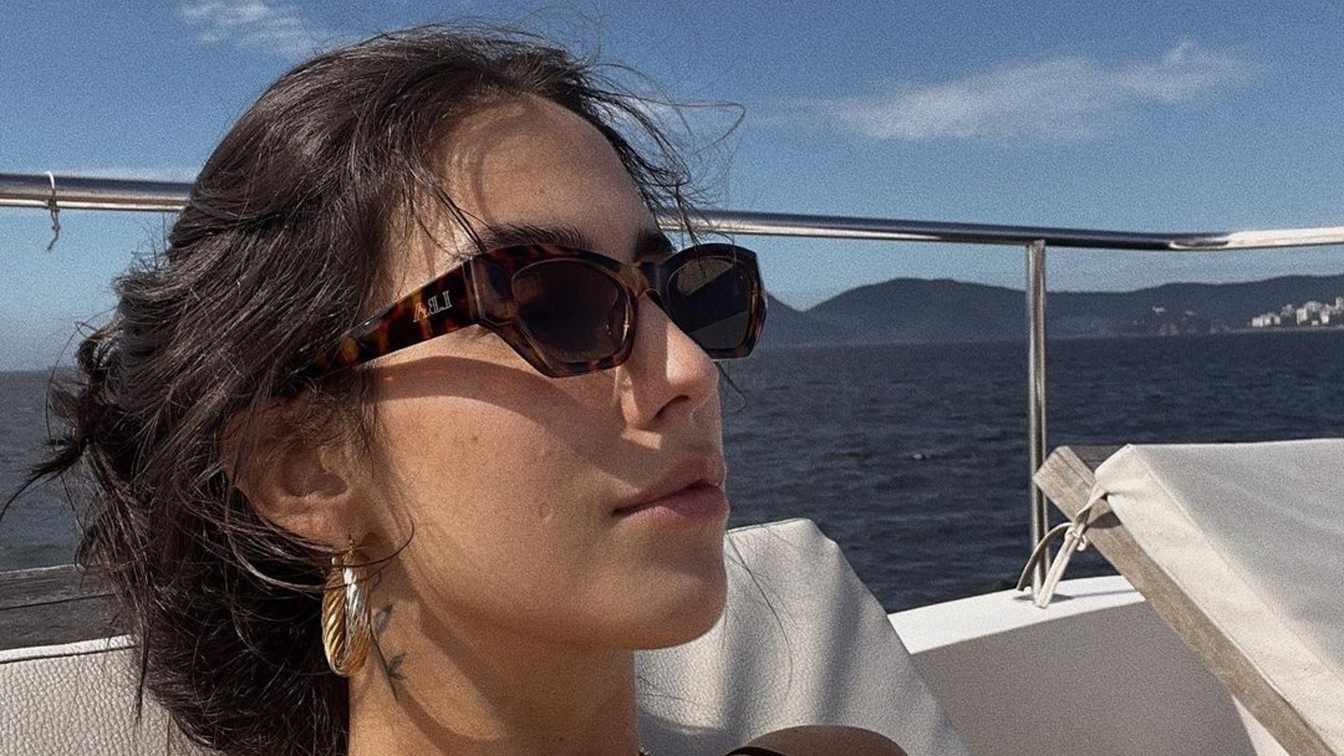 Vivendo gravidez de risco, Gabi Brandt usa biquíni e mostra barrigão
