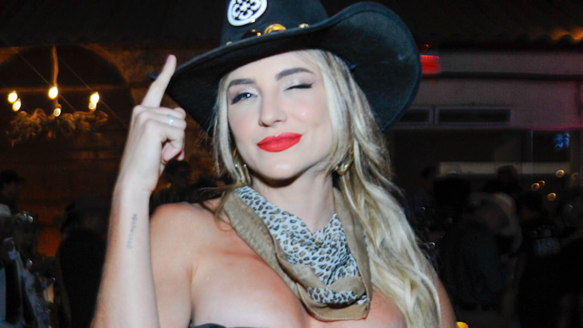 Gabi Martins surge com decote estourando e no limite em noite de festa