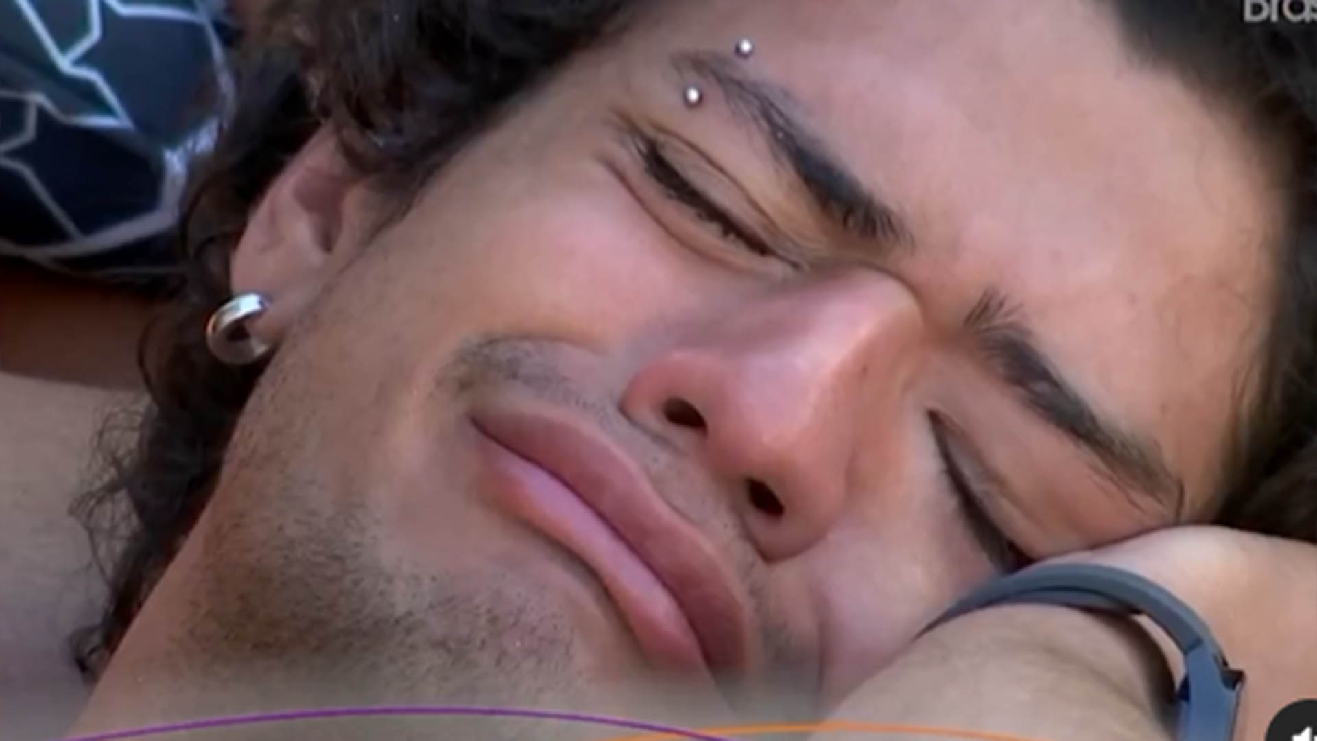 BBB 23: Gabriel Santana cai no choro em conversa com Fred Nicácio