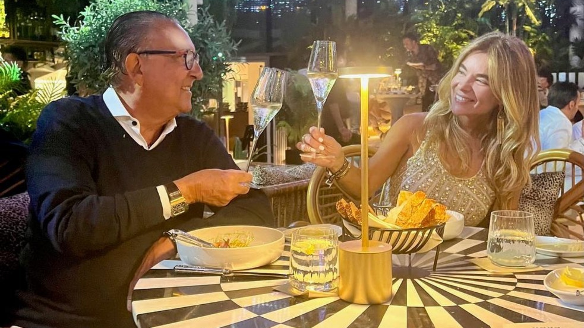 Com fotos românticas, Galvão Bueno se declara ao comemorar 23 anos com a mulher: “Meu mundo”