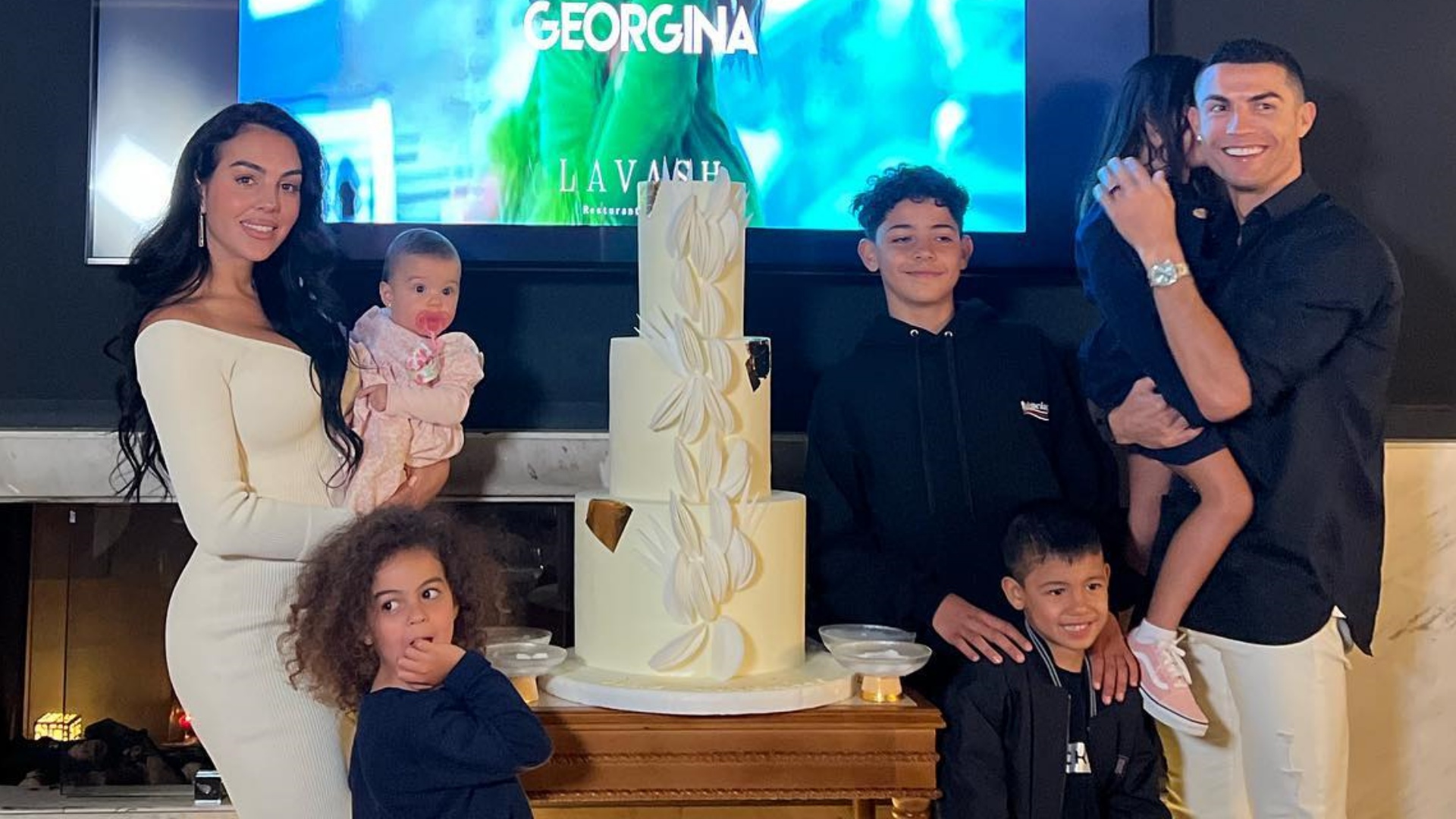 Com festa luxuosa, mulher de Cristiano Ronaldo comemora aniversário de 29 anos ao lado da família