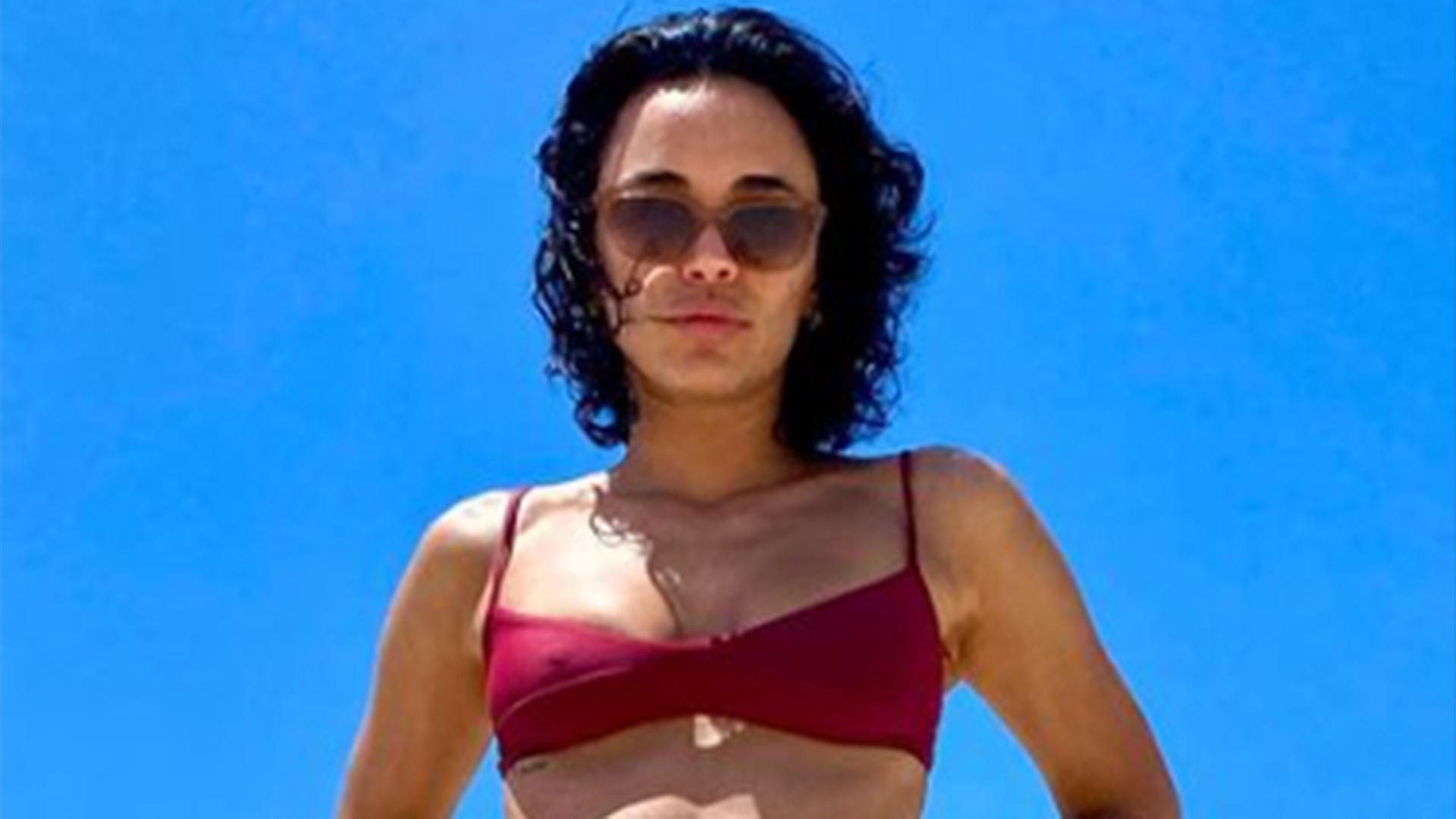 De biquíni, Giovana Cordeiro exibe tatuagem no quadril