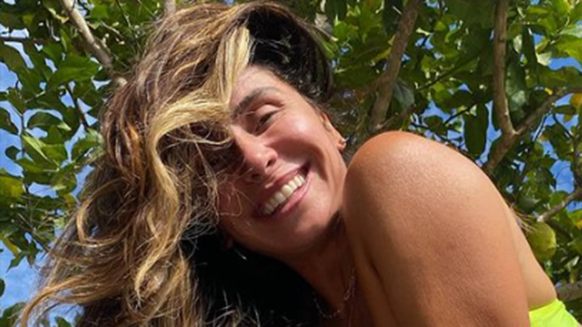Giovanna Antonelli exibe o bronzeado perfeito ao usar biquíni neon