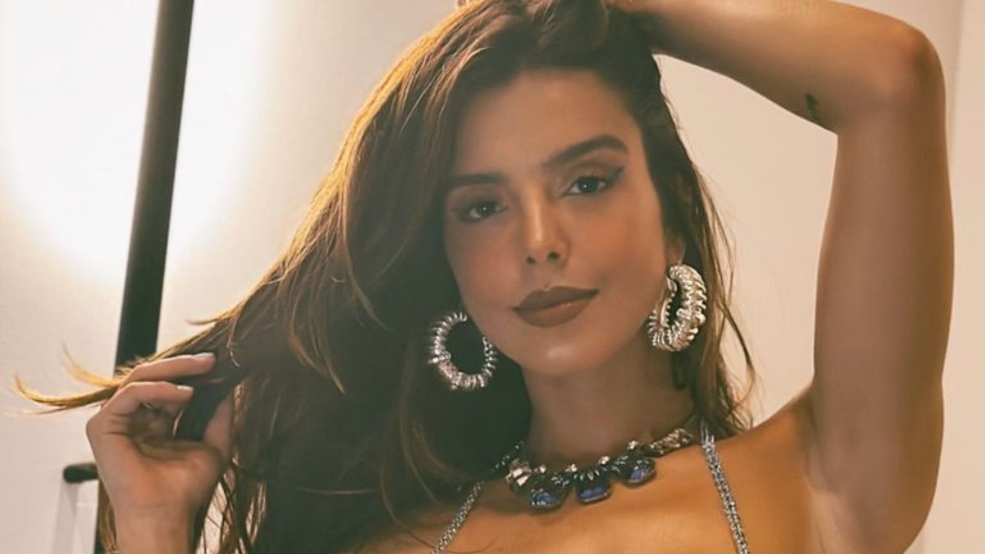 Giovanna Lancellotti elege top transparente e deixa seio à mostra: “Uau!”