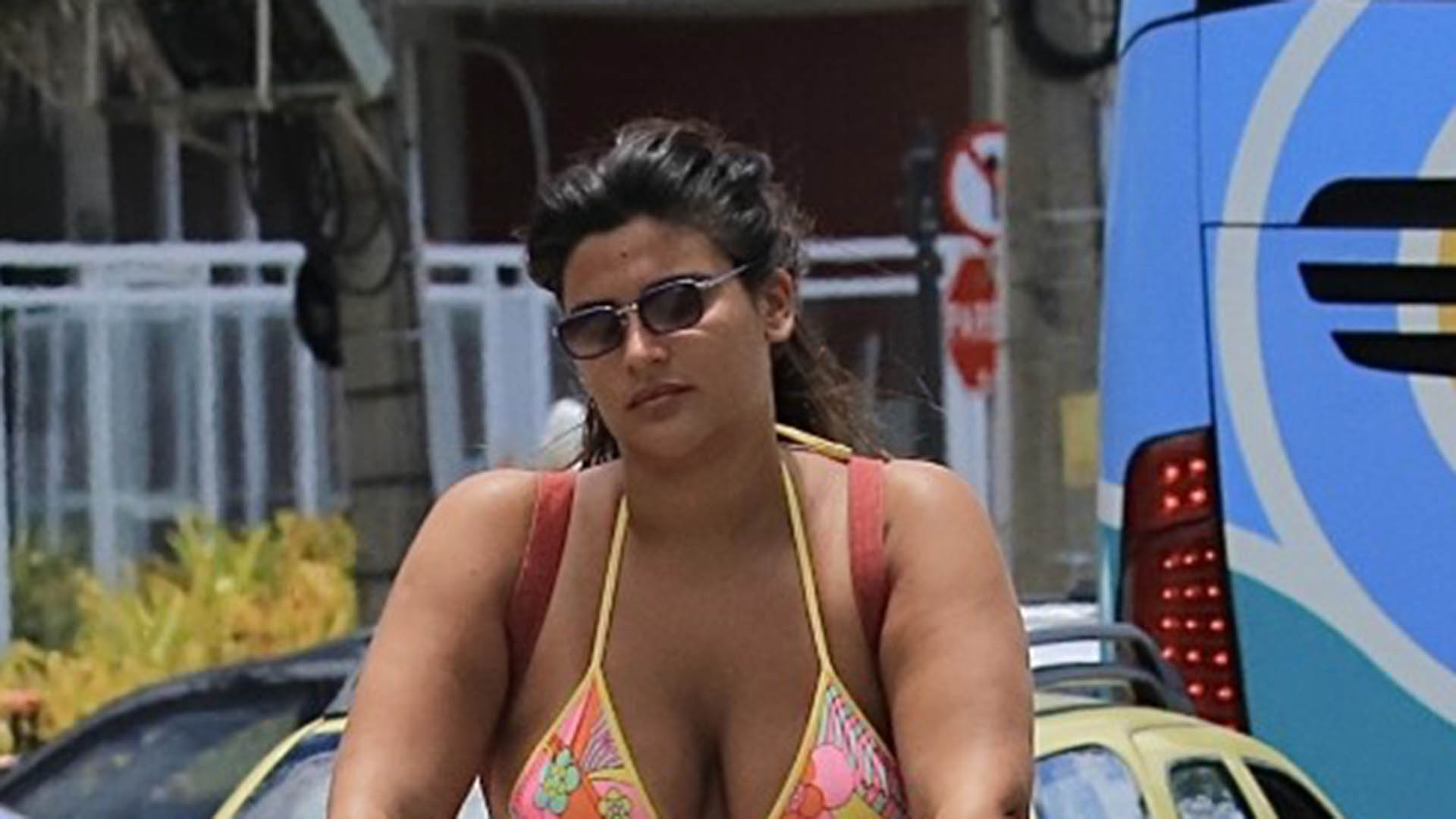 Filha de Flávia Alessandra, Giulia Costa pedala de biquíni no Rio de Janeiro