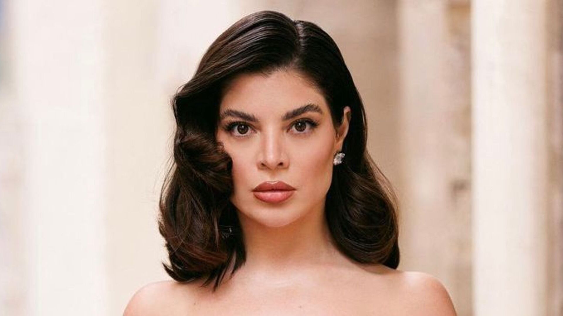 Em Paris, GKay esbanja beleza e elegância ao posar com look vermelho