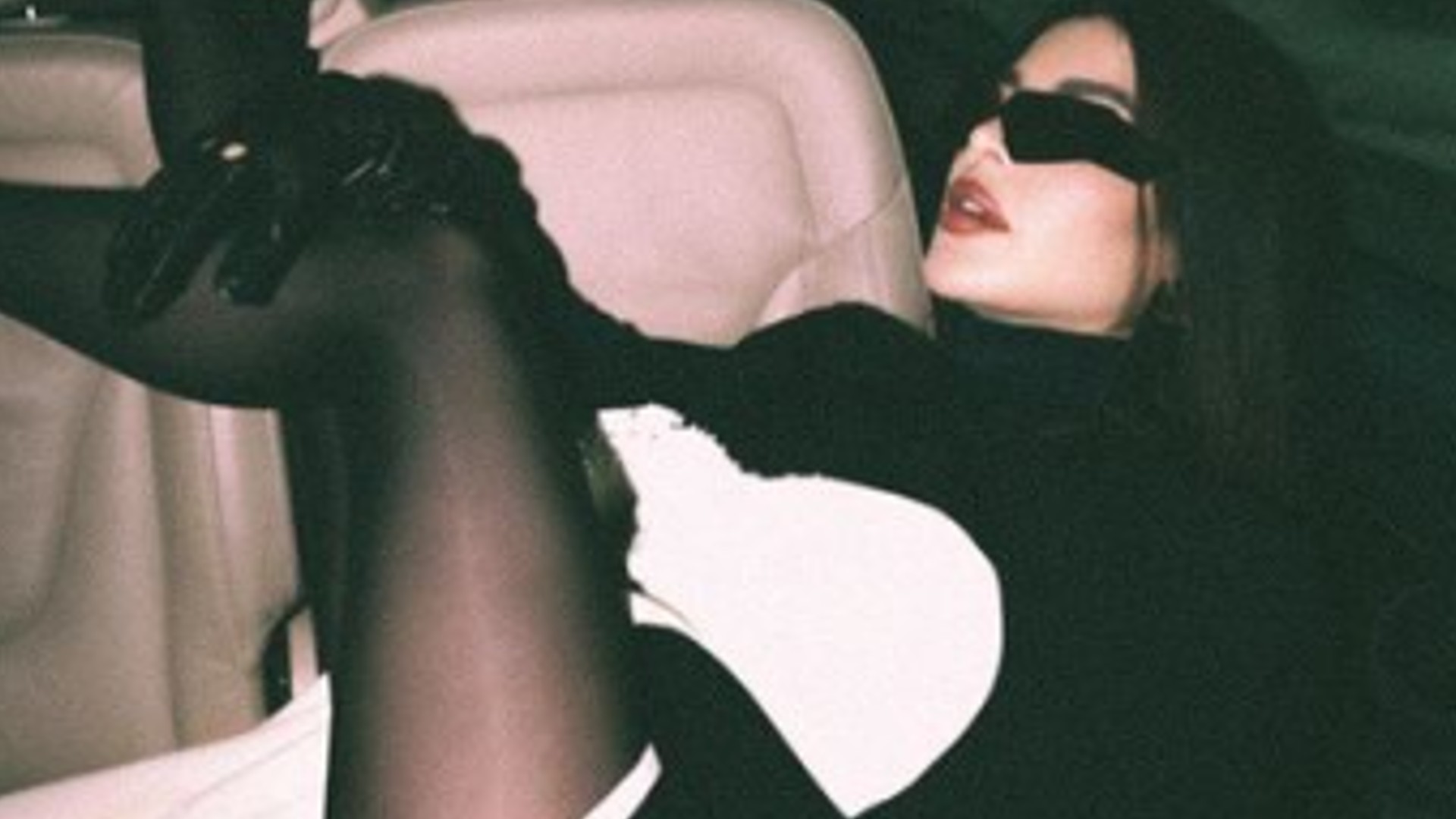 GKay se arruma em lugar inusitado para participar da Semana de Moda de Paris