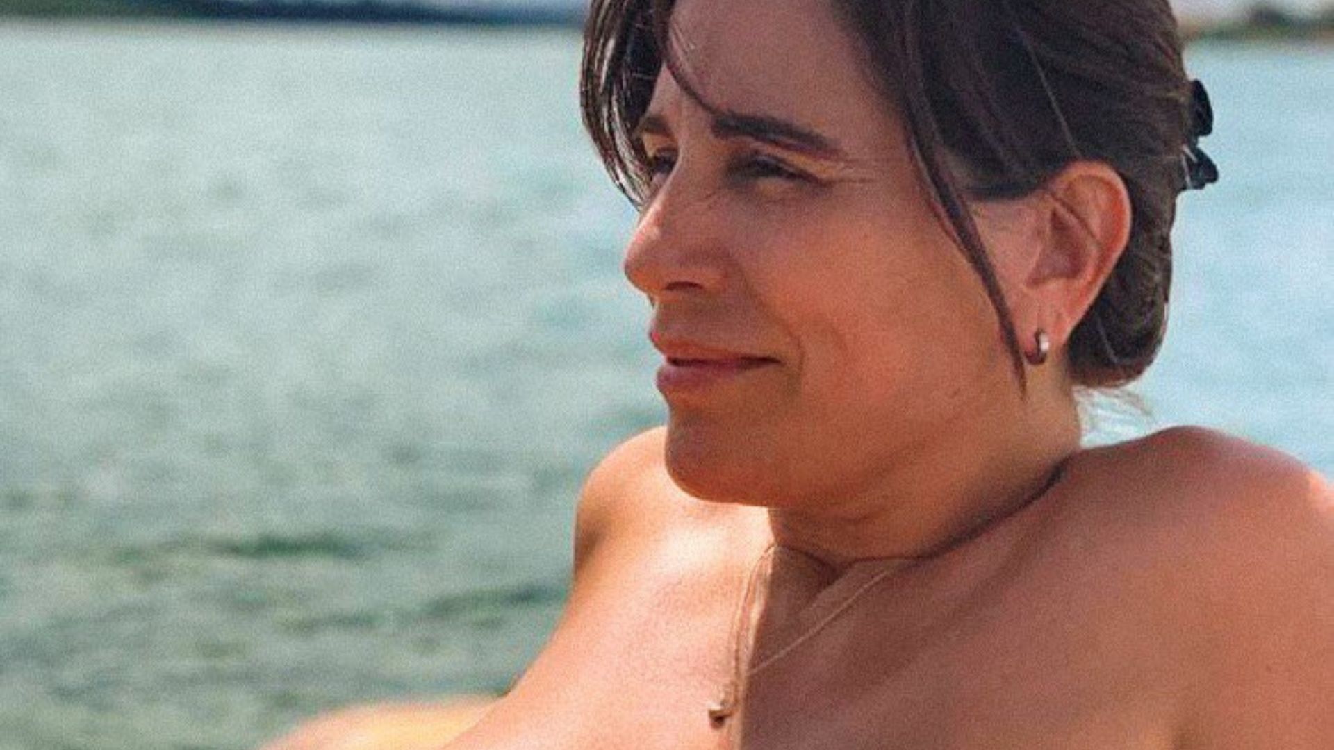 De biquíni, Gloria Pires ostenta sua beleza deslumbrante em cliques raros: “Gata”
