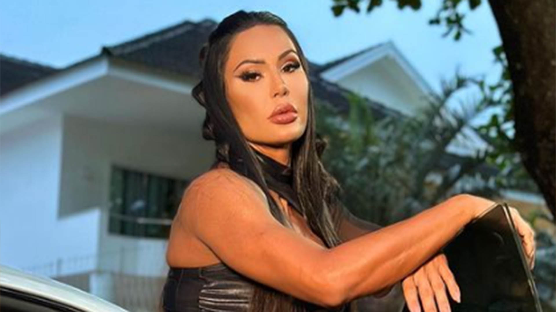 Gracyanne Barbosa dispensa a lingerie ao usar calça com recorte no quadril
